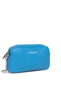 Borsellino in pelle blu con finitura texture, zip argentata e tracolla a catena. Presenta il logo "LANCASTER PARIS" in bianco sulla parte frontale.
