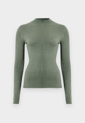 Úzky, dlhý rukáv, rebrovaný pletený sveter v tlmenej zelenej farbe s polovičným stojačikom, zobrazený na jednoduchom bielom pozadí.