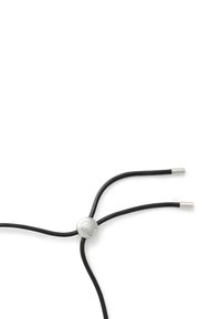 Cordon noir avec une pièce en métal argenté centrale, présentant un design circulaire. Deux extrémités effilées avec des accents argentés texturés.