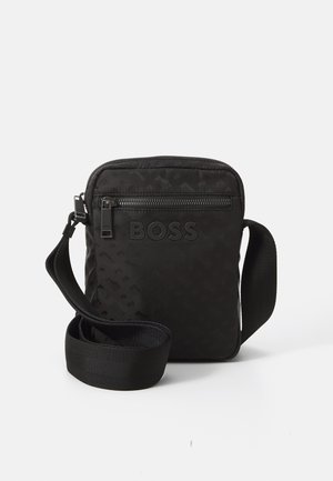 Borsa a tracolla nera con superficie testurizzata, dettagli con logo, tasca anteriore con zip e tracolla regolabile realizzata in materiale resistente.