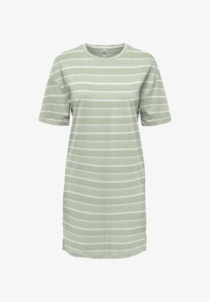 Vestido corto de manga corta verde claro con rayas horizontales blancas, cuello redondo y pequeñas aberturas laterales en el dobladillo.