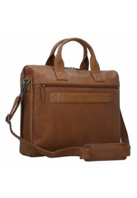 Valigetta in pelle marrone con doppio manico e tracolla removibile. Presenta una tasca frontale con zip e un dettaglio di cucitura minimale.