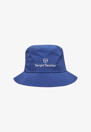 Sombrero tipo cubo azul con ala ancha que presenta el logo bordado en blanco de Sergio Tacchini y texto centrado en la parte frontal.