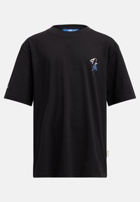Schwarzes Baumwoll-T-Shirt mit lockerer Passform, kurzärmlig, mit Rundhalsausschnitt und einem kleinen blauen und weißen Blumenstickerei-Detail auf der Brust.