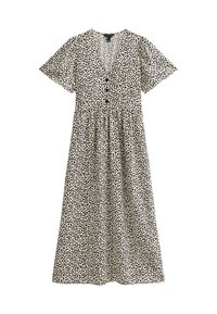 Fließendes Midi-Kleid aus cremefarbenem Stoff mit schwarzem Punktmuster, kurzen Ärmeln, tiefem V-Ausschnitt und fünf schwarzen Knöpfen an der Vorderseite.