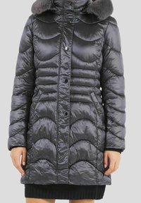 Manteau d'hiver matelassé gris foncé à surface texturée, avec un col en fausse fourrure, des boutons sur le devant et des coutures courbées.