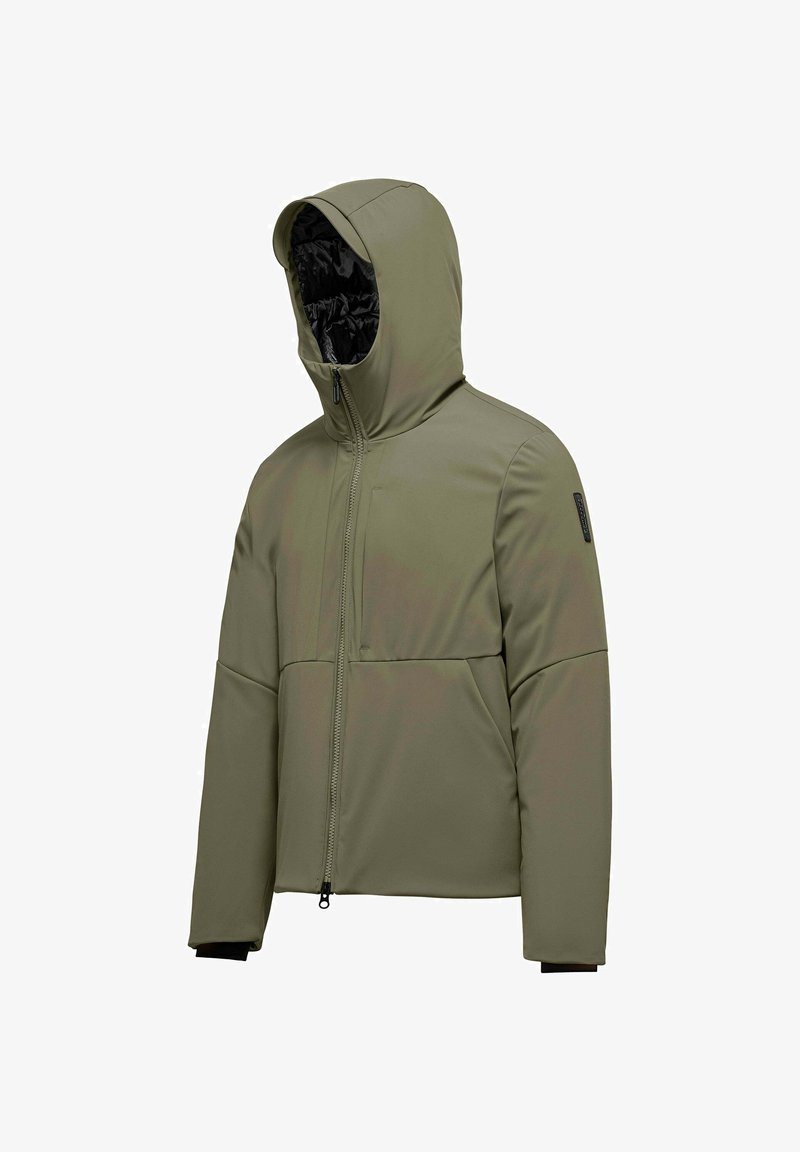 Giacca verde oliva con cappuccio aderente, chiusura frontale con zip e design imbottito. Presenta un tessuto testurizzato e una fodera interna nera.