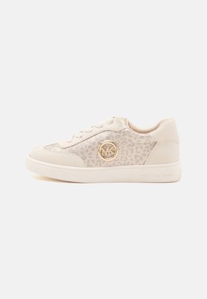 Sneaker basse beige con lacci, pannello con stampa leopardata discreta e logo Michael Kors dorato e circolare sul lato.