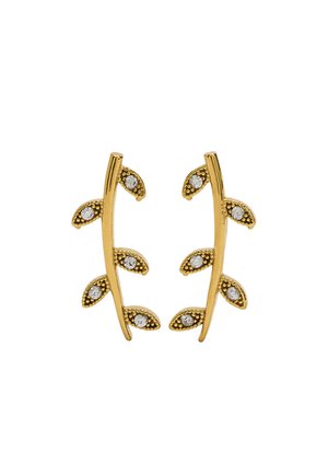 Kolczyki w złotym odcieniu z motywem liścia, zdobione małymi kamieniami szlachetnymi osadzonymi w zakrzywionym kształcie oraz teksturowanymi detalami na metalu.