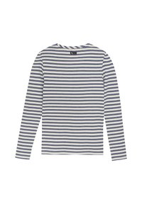 Vit långärmad topp med marinblå horisontella ränder, med rund hals och en kroppsnära ribbad textur. Etikett på halsen.