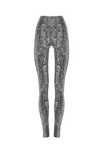 Leggings en imprimé serpent noir et blanc avec une silhouette ajustée, une taille élastique et un motif texturé imitant les écailles de reptile.