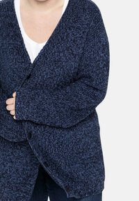 Mörkblå stickad cardigan med V-ringning, långa ärmar och knappar, med ett strukturerat mönster och en avslappnad passform.