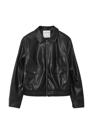 Giacca in pelle nera con zip frontale, due tasche sul petto e cintura elastica. Presenta un colletto classico e una texture liscia.