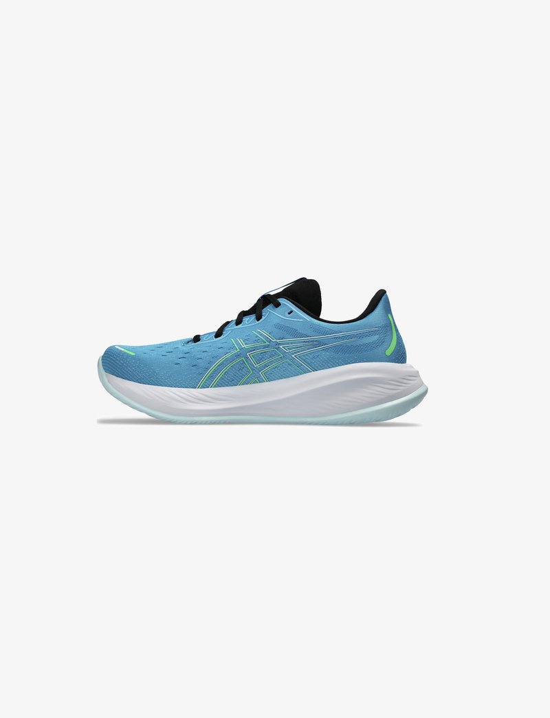 Scarpa da running azzurro chiaro con tomaia in mesh traspirante, dettagli neri, particolari riflettenti e suola bianca imbottita con fondo traslucido.