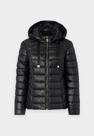 Doudoune noire avec capuche, présentant une fermeture éclair à l'avant, des cordons de serrage élastiques, un motif matelassé et un tissu brillant.