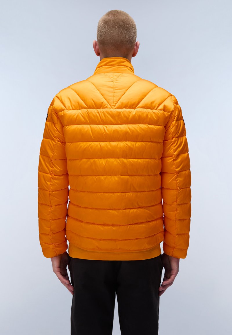 Pomarańczowa kurtka puchowa z wysokim kołnierzem, pionowym pikowaniem, elastycznym dołem i mankietami. Gładki, błyszczący materiał bez widocznych logo.