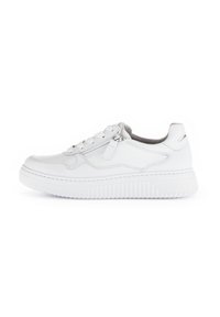 Weiße Leder-Sneaker mit strukturierten Seitenpanelen, runder Zehenform, Schnürdesign und dicker gerippter Sohle. Mit einem Reißverschlussakzent an der Seite.