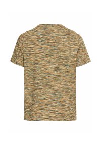 Koszulka z krótkim rękawem w wielokolorowym, teksturowanym tkaninie, z falistym wzorem w ziemistych odcieniach brązu, zieleni i niebieskiego.