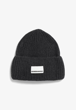 Donkergrijze geribde beanie gemaakt van textuur gebreid materiaal. Heeft een witte rechthoekige label met de merknaam "ARMEDANGELS" aan de voorkant.