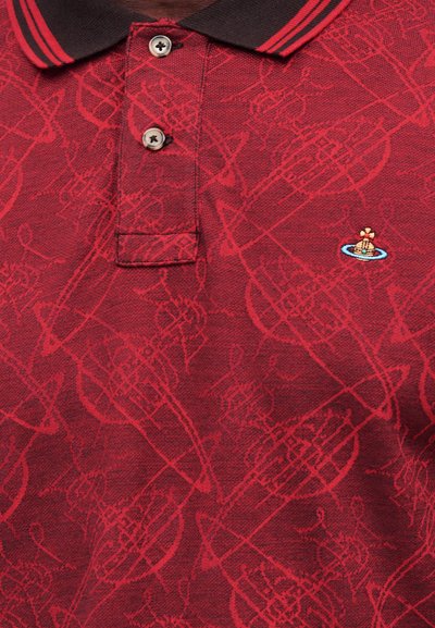 Camiseta polo roja con cuello negro y rayas rojas, patrón tonal de instrumentos musicales, botones plateados y pequeño logo bordado de un barco en el pecho.