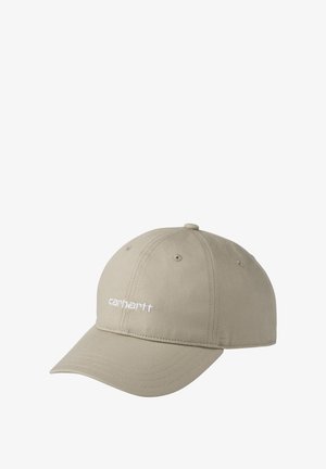 Gorra de béisbol beige hecha de tela duradera. Presenta un logotipo blanco bordado en la parte frontal, con orificios de ventilación y una visera curva.