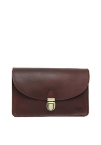 Braune Lederclutch in Umschlagform mit abgerundetem Klappe, goldfarbenem Verschluss und glatter Textur. Keine zusätzlichen Verzierungen oder Muster.