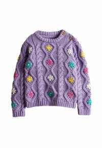 Suéter de lavanda tejido con patrón de trenzas texturizadas, que presenta apliques florales multicolores y un detalle de botón de madera en el hombro.