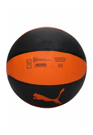 Pomarańczowa i czarna teksturowana piłka do koszykówki z logo Puma oraz instrukcjami pompowania, rozmiar 7, wyprodukowana w Indiach.