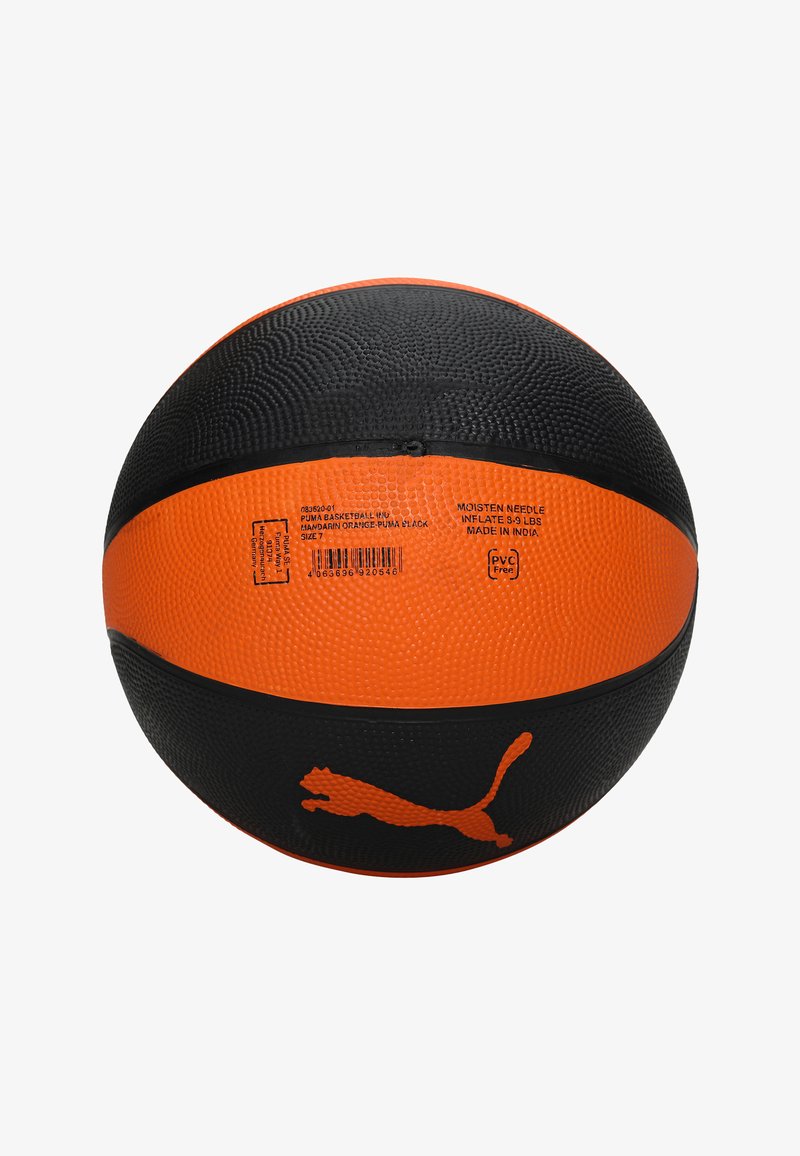 Oranje en zwarte textuur basketbal met Puma-logo en instructies voor oppompen, maat 7, gemaakt in India.