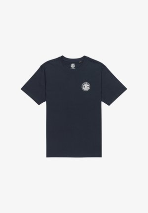 Maglietta in cotone blu navy con maniche corte, scollo rotondo e stampa logo circolare bianca sul lato sinistro del petto. Texture liscia, vestibilità standard.