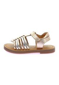 Sandal infantil metálico dorado con correas horizontales, una correa de tobillo segura y una suela texturada marrón para mayor tracción. Diseño ligero.