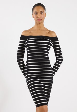 Svart og hvitstripet off-the-shoulder kjole, rillet tekstur, kroppsnær design, lange ermer, kne-lang.
