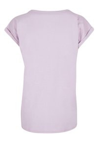 Helles lila Baumwoll-T-Shirt mit kurzen, gerollten Ärmeln und einem runden Ausschnitt. Es hat ein schlichtes Design und einen lockeren Schnitt.