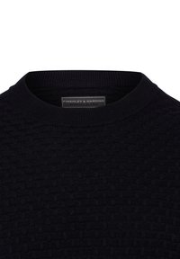 Marinefarbiger Strickpullover mit strukturiertem Muster, Rundhalsausschnitt und gerippten Bündchen. Das Etikett zeigt "Finshley & Harding Merino Blend."