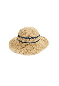 Szeroki kapelusz słomkowy z okrągłą koroną, ozdobiony dwoma granatowymi paskami oraz teksturowanym wzorem. Kolor: naturalny beż.