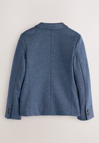 Blazer azul en espiga con cuello de muesca, tres botones en cada manga y acabado de tela texturizada. Vista trasera mostrada.