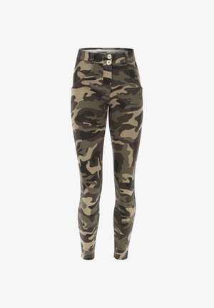 Naisten korkeavyötäröiset kapeat housut, joissa on vihreä, ruskea ja beige naamiointikuviointi sekä kaksi etupainiketta vyötäröllä.