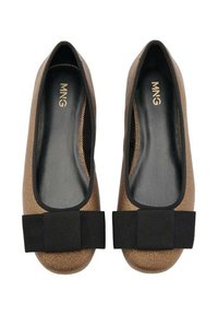 Un paio di ballerine in bronzo metallizzato con fiocchi in grosgrain nero e rivestimento interno nero, con il marchio MNG visibile sulle sole.