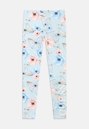 Hellblaue Leggings mit pastellrosa und blauen Blumen, weißen und beigen Schmetterlingen sowie "GUESS", das vertikal in der Nähe des Knöchels gedruckt ist.