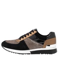 Zapatillas negras y marrones con detalles de ante y cuero charol. Cuenta con una parte superior de tejido texturizado y una entresuela blanca. Suela de goma negra.