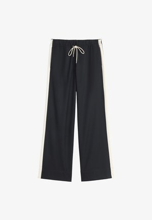 Zwarte wijde broek met witte zijkanten en witte trekkoord bij de elastische tailleband, plat gelegd.