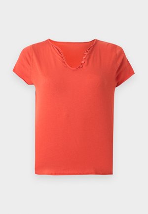 Tricou coral din bumbac cu mâneci scurte, decolteu rotund și cinci nasturi decorativi de-a lungul decolteului, având o textură moale și netedă.