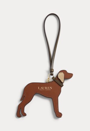 Brązowa skórzana brelok w kształcie psa z złotym logo „Lauren Ralph Lauren” i ciemnym paskiem na białym tle.