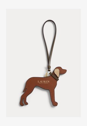 Brązowa skórzana brelok w kształcie psa z złotym logo „Lauren Ralph Lauren” i ciemnym paskiem na białym tle.