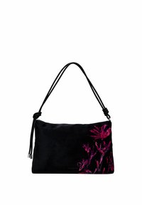Czarna zamszowa torebka z różowym kwiatowym wzorem po jednej stronie, z podwójnym paskiem z węzłowymi detalami. Prostokątny kształt, gładka tekstura.