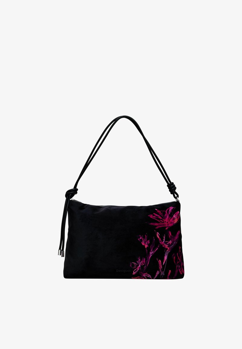 Czarna zamszowa torebka z różowym kwiatowym wzorem po jednej stronie, z podwójnym paskiem z węzłowymi detalami. Prostokątny kształt, gładka tekstura.
