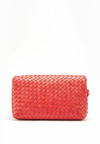 Wpleciona czerwona skórzana kopertówka o prostokątnym kształcie, gładkiej fakturze i subtelnym połysku; posiada zamek błyskawiczny oraz szczegół z boku.