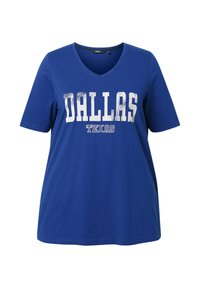 Modré tričko s V výstřihem a krátkými rukávy, na kterém je bílé písmo "DALLAS" a menší text "TEXAS" pod ním.