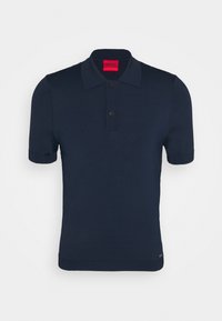 Polo à manches courtes bleu marine en tissu lisse, avec un col classique, une patte de boutonnage à deux boutons et des accents côtelés aux manches et à l'ourlet.