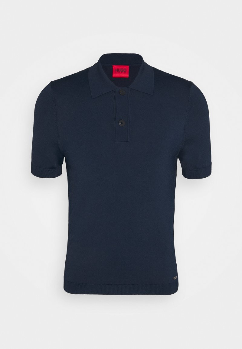 Polo à manches courtes bleu marine en tissu lisse, avec un col classique, une patte de boutonnage à deux boutons et des accents côtelés aux manches et à l'ourlet.